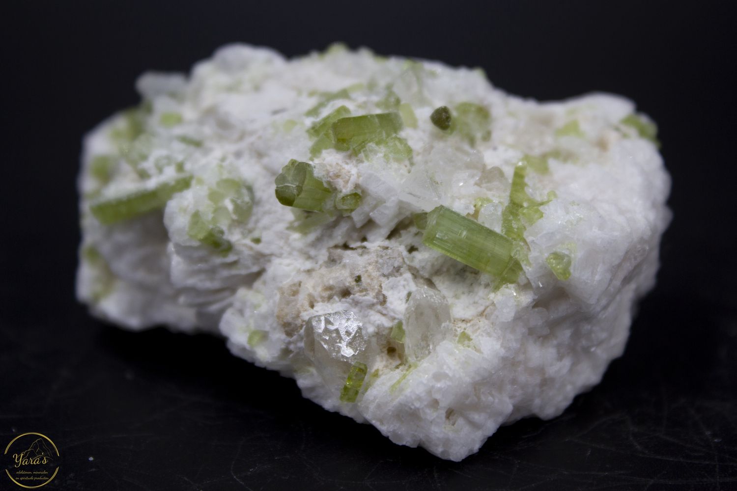 Groene toermalijn op albast - 88 gram