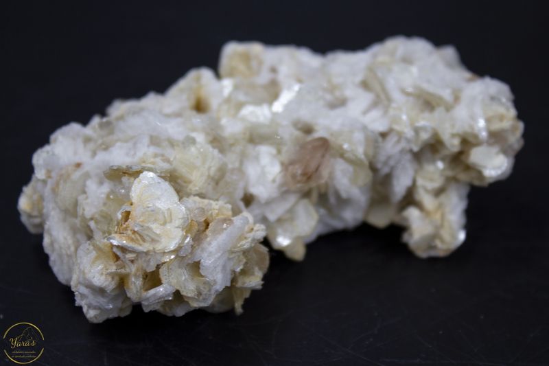 Goud topaas op clevelandiet met mica - 118 gram