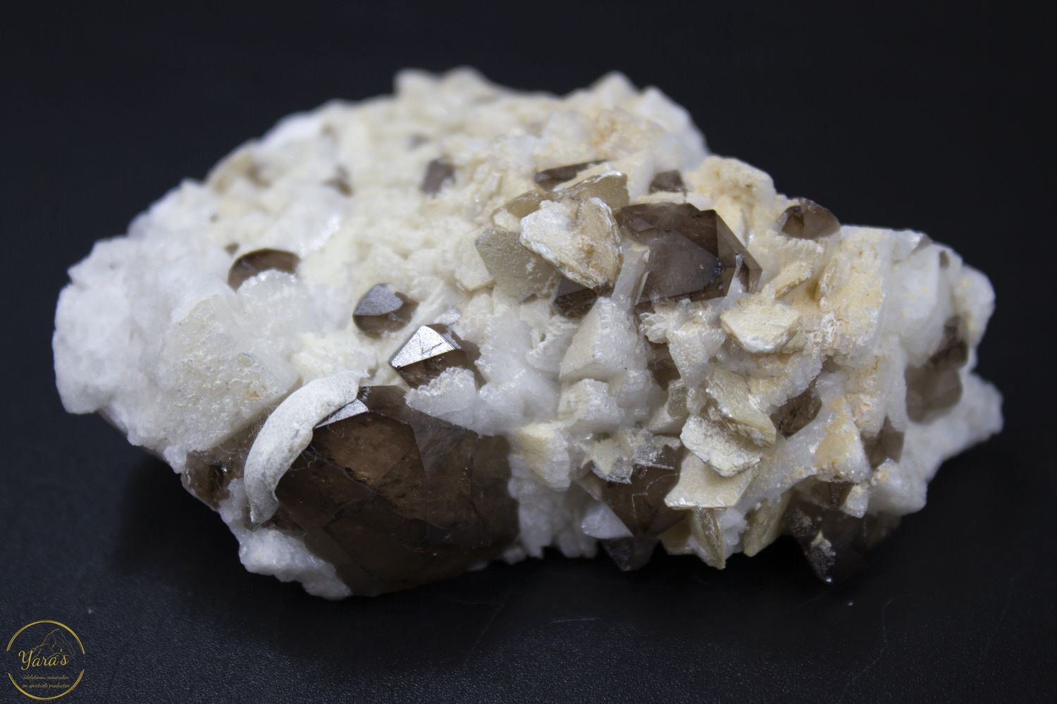 Rookkwarts, mica op veldspaat