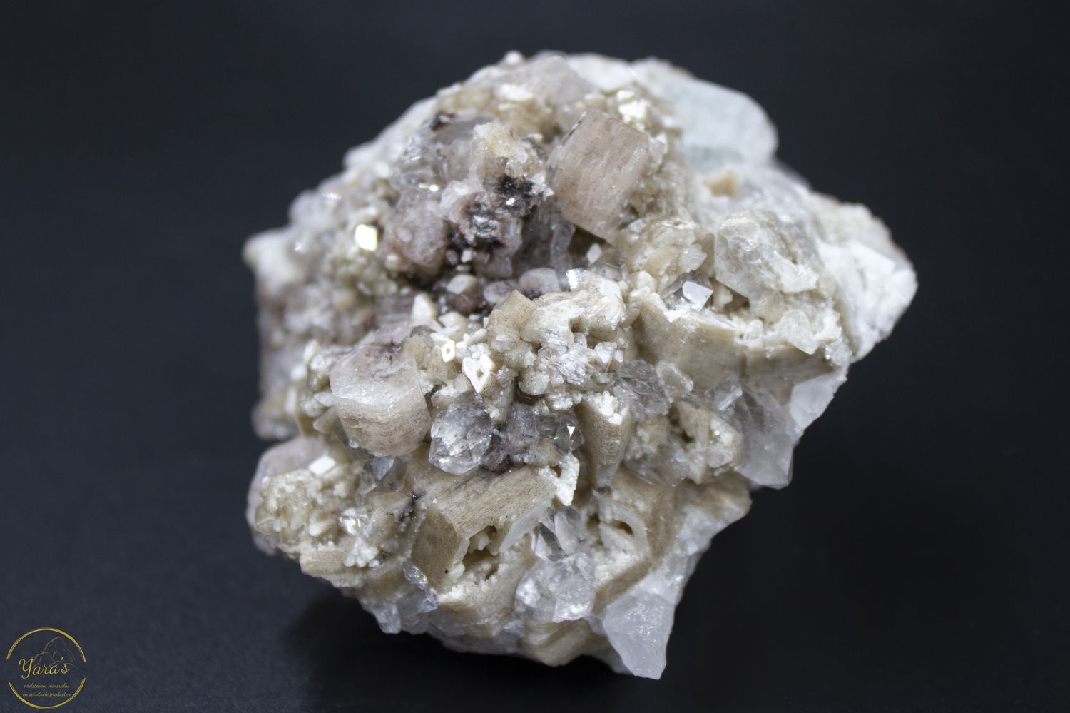 Fluor apatiet, aquamarijn, mica, toermalijn en herkimer diamant cluster