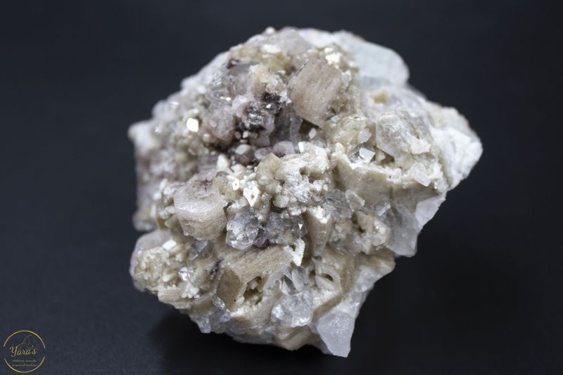 Fluor apatiet, aquamarijn, mica, toermalijn en herkimer diamant cluster