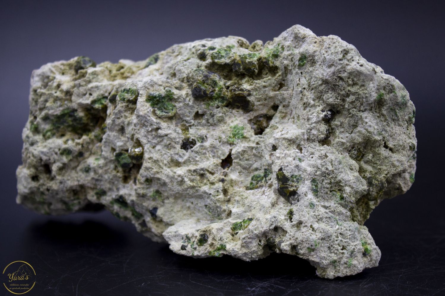Andradiet / groene granaat in moedergesteente - 702 gram