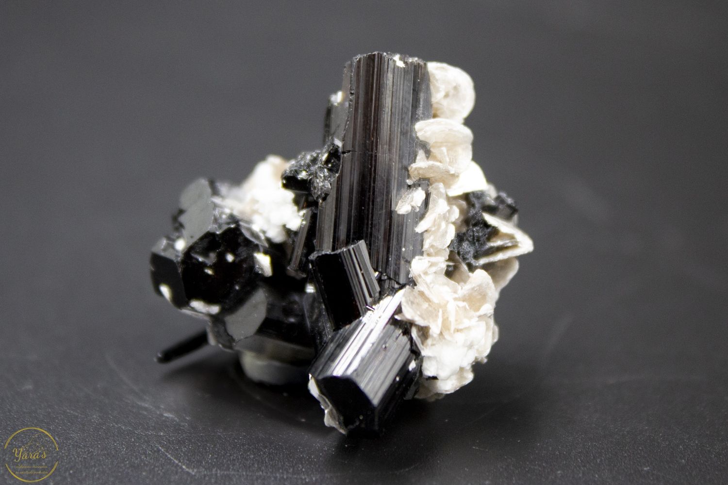 Zware toermalijn met mica en albast - 16 gram