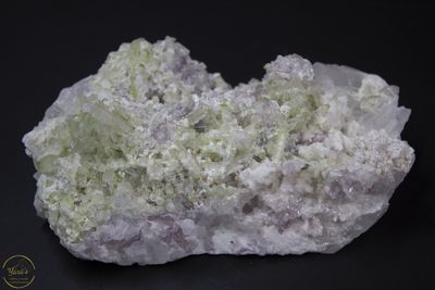 Groene en roze toermalijn op albast - 678 gram