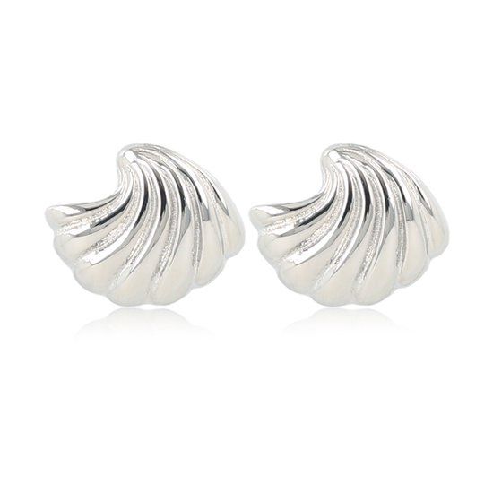 Zilveren schelp oorbel