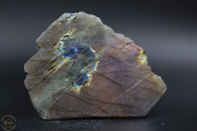 Labradoriet sculptuur eenzijdig gepolijst 308 gram