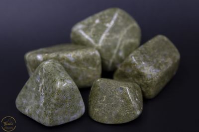 Vesuvianiet zaksteen 30 tot 40 gram