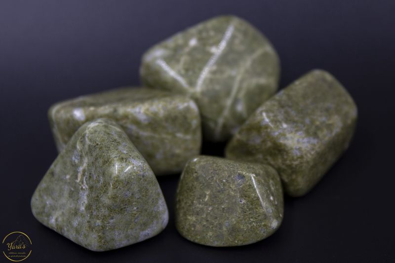 Vesuvianiet zaksteen 20 tot 30 gram