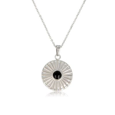 Zilverkleurige ketting Onyx zonnetjes hanger