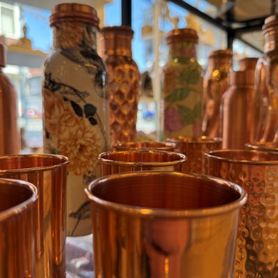 Koperen drinkflessen en bekers