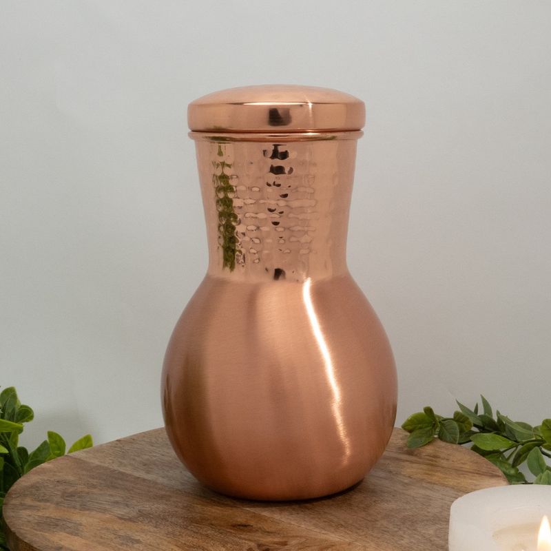 Koperen karaf sequence vaasmodel met dop en gehamerde hals ± 950 ml