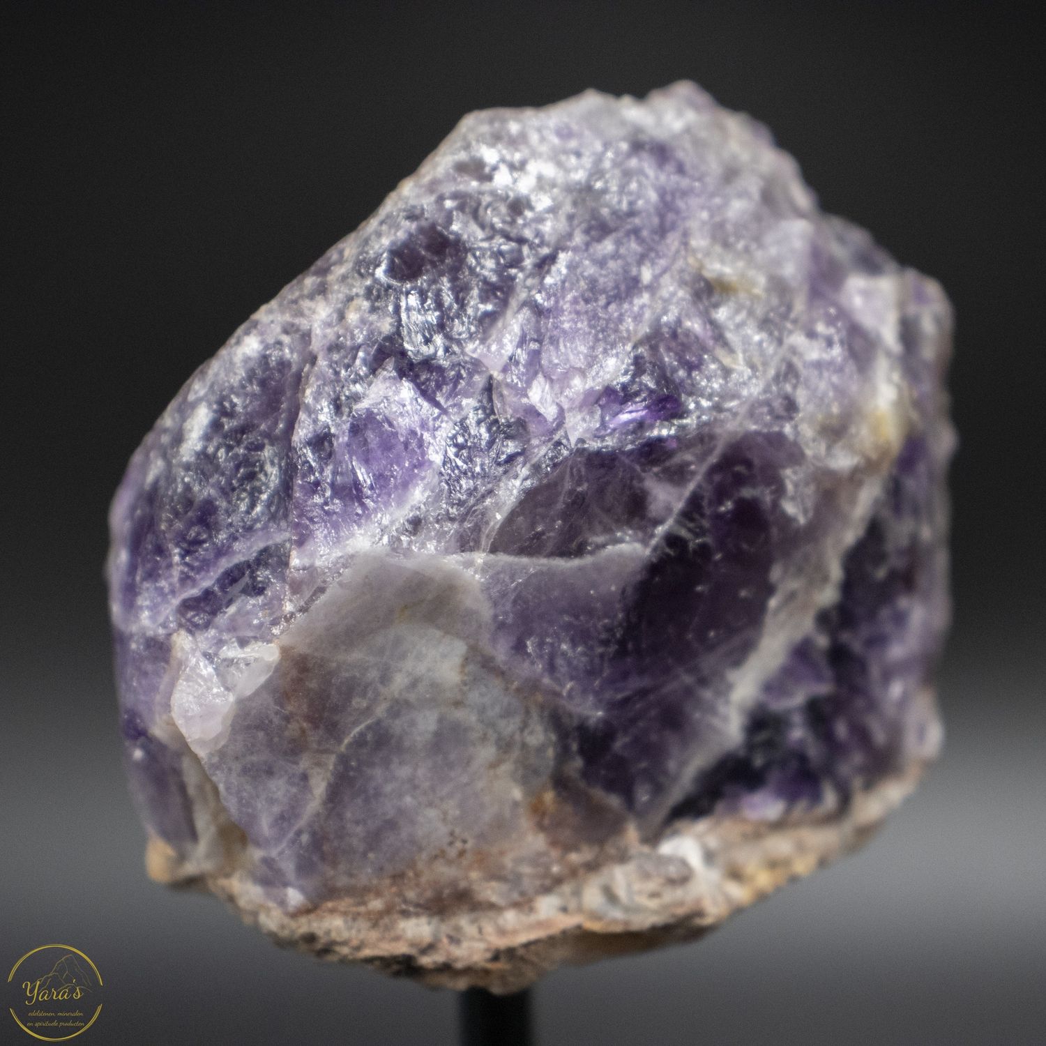 Chevron amethist ruw op standaard 218 gram