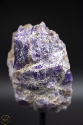 Chevron amethist ruw op standaard 274 gram