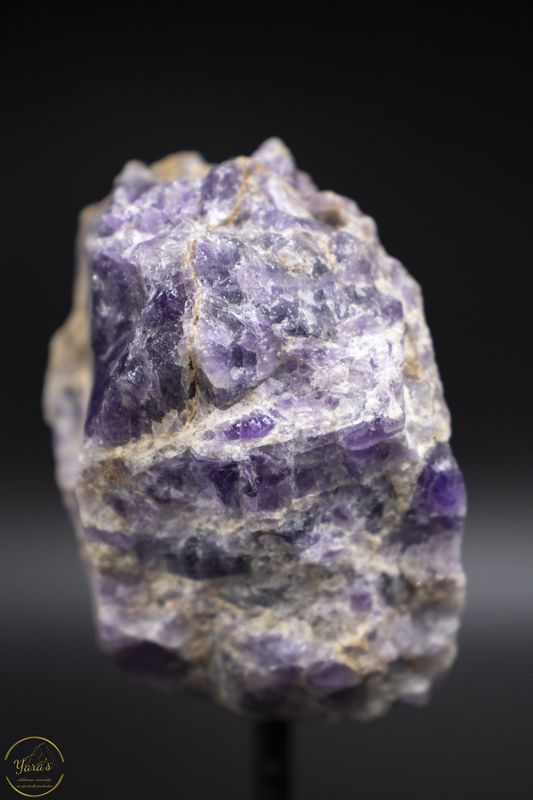 Chevron amethist ruw op standaard 274 gram