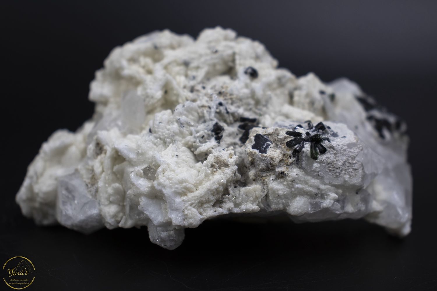 Aquamarijn, met zwarte en groene toermalijn en bergkristal cluster -224 gram