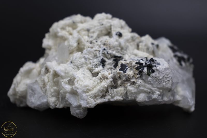 Aquamarijn, met zwarte en groene toermalijn en bergkristal cluster -224 gram