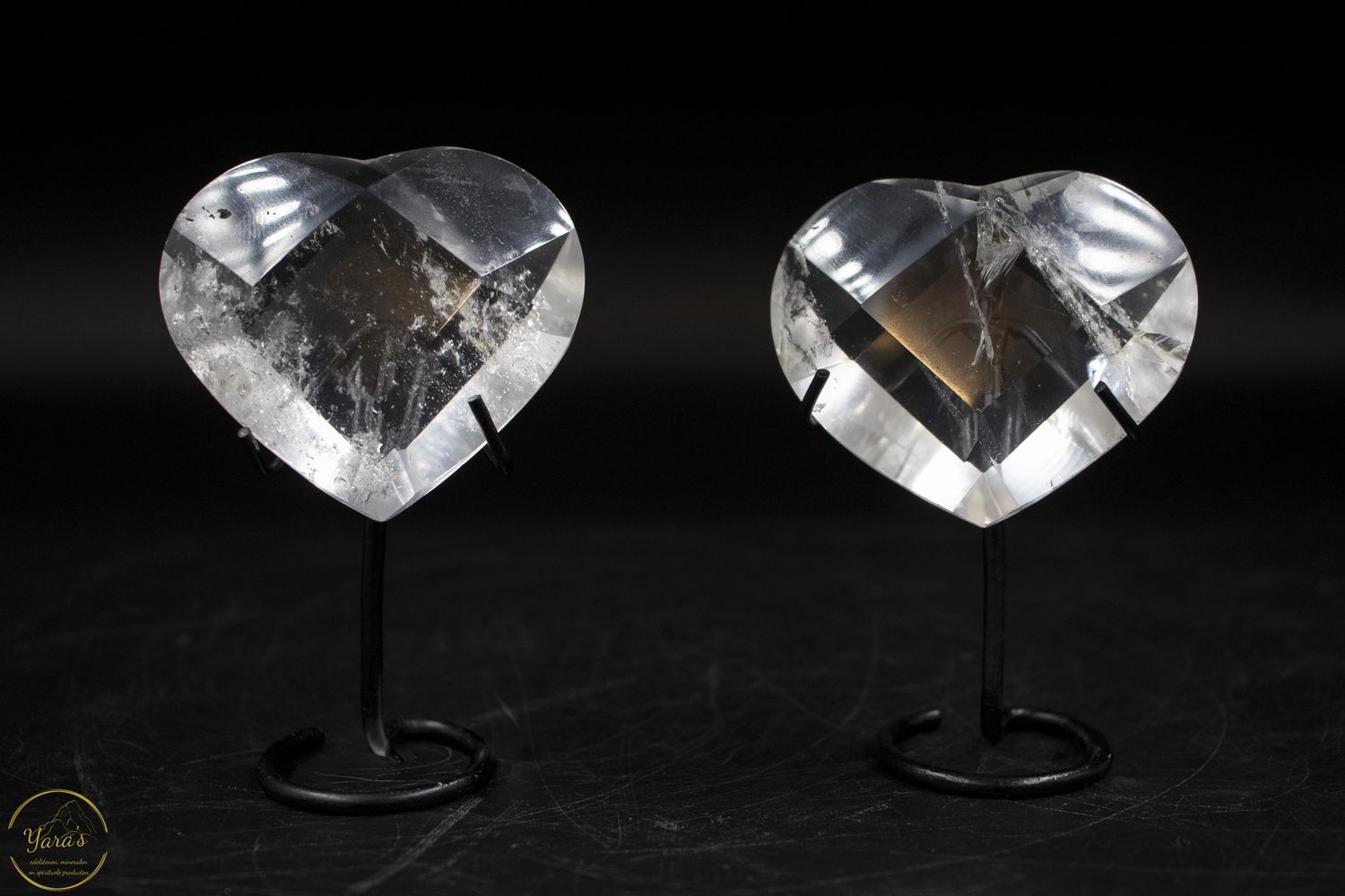 Bergkristal hart facet geslepen op standaard