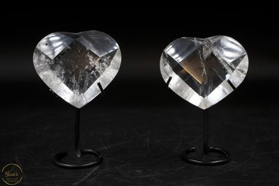 Bergkristal hart facet geslepen op standaard