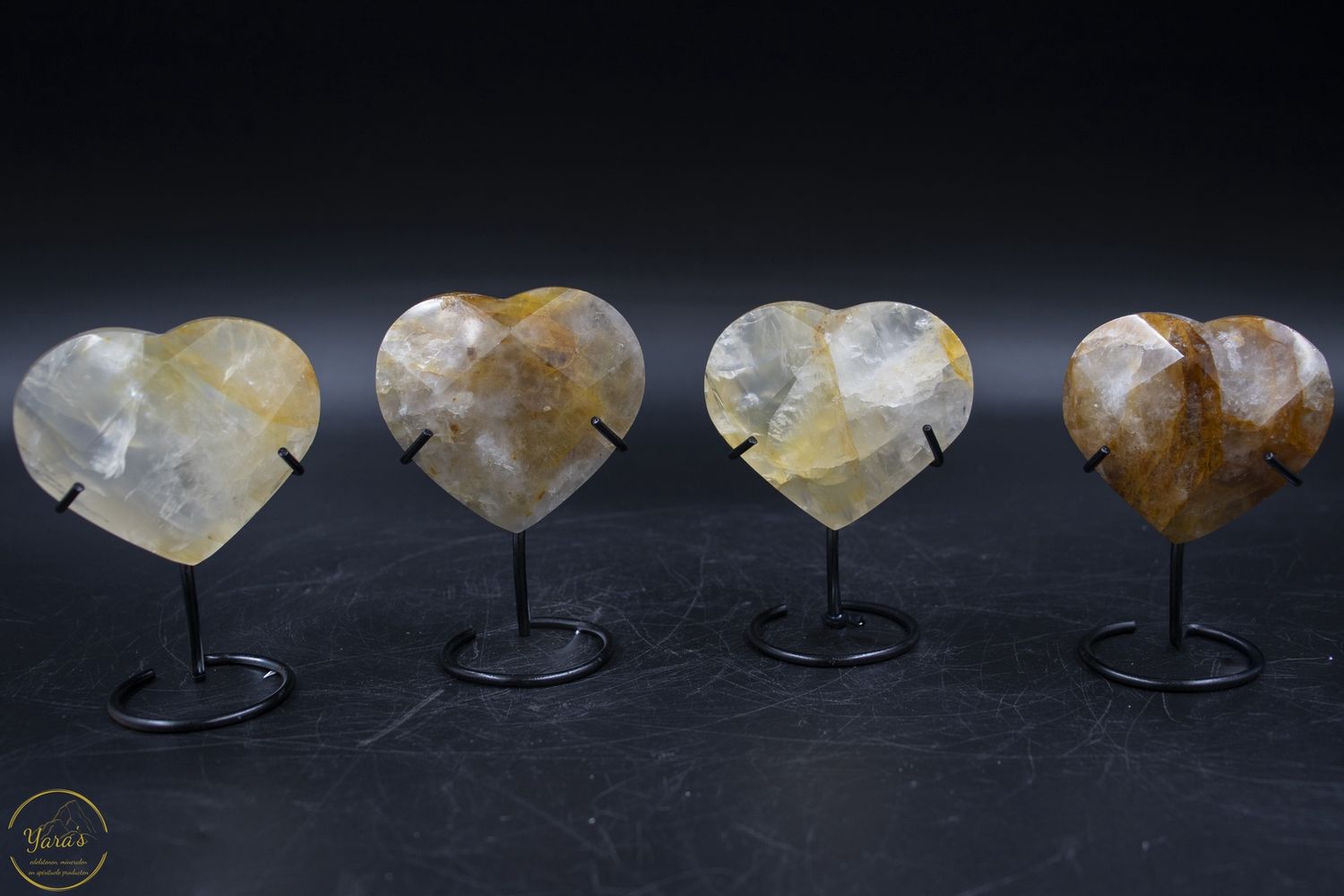 Golden Healer hartje facet geslepen op standaard