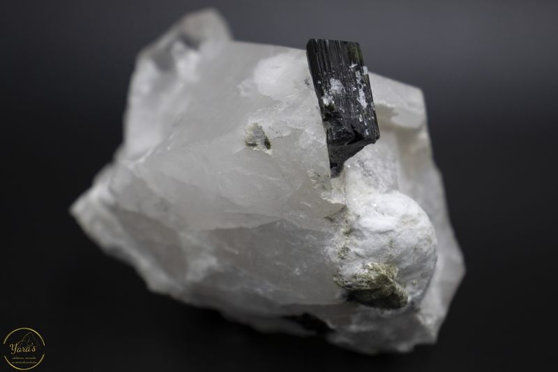 Meerkleurige toermalijn (groen/zwart) in kwarts (Stak Nala Pakistan) 376 gram