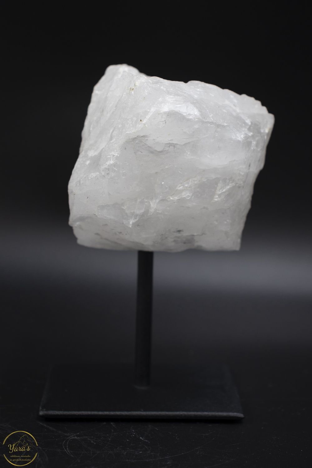 Bergkristal ruw op standaard 704 gram