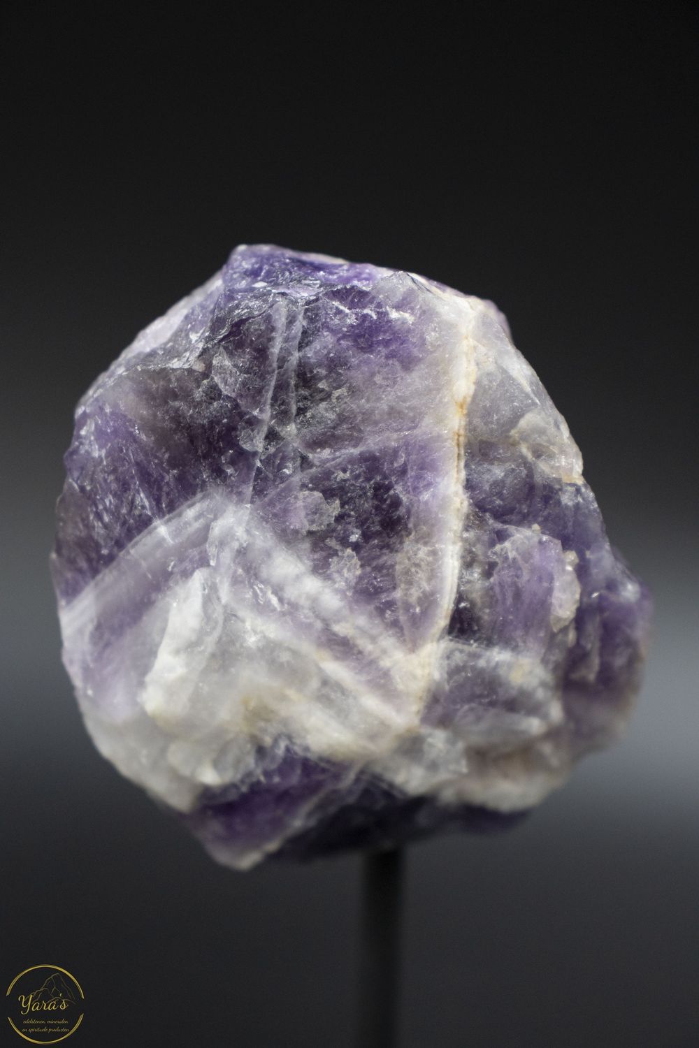 Chevron amethist (ruw) op standaard 288 gram