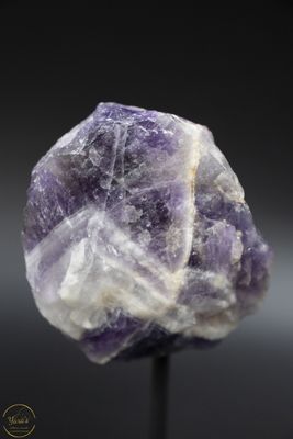 Chevron amethist (ruw) op standaard 288 gram