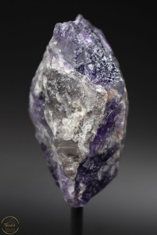 Chevron amethist (ruw) op standaard 182 gram