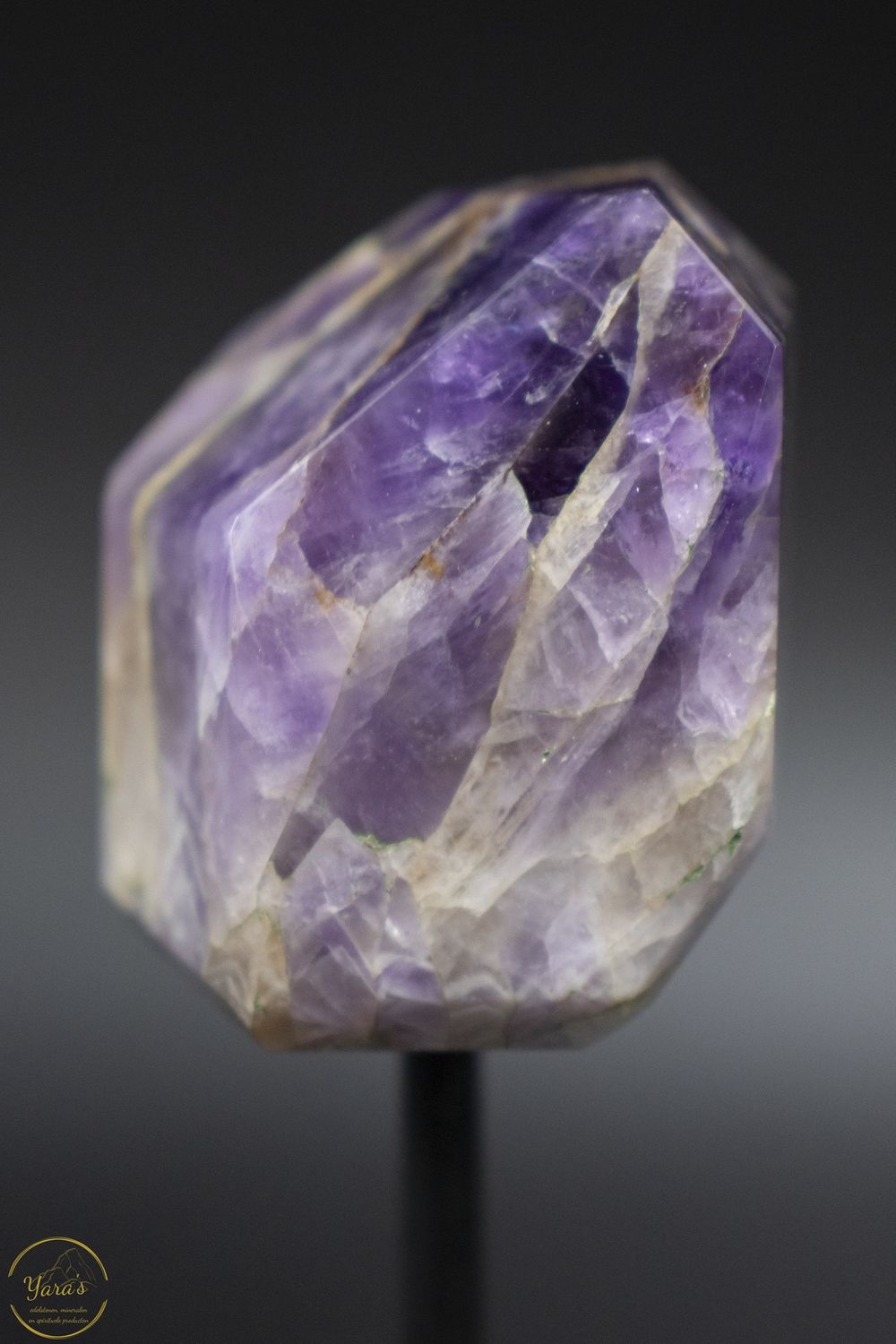 Chevron amethist op standaard 166 gram