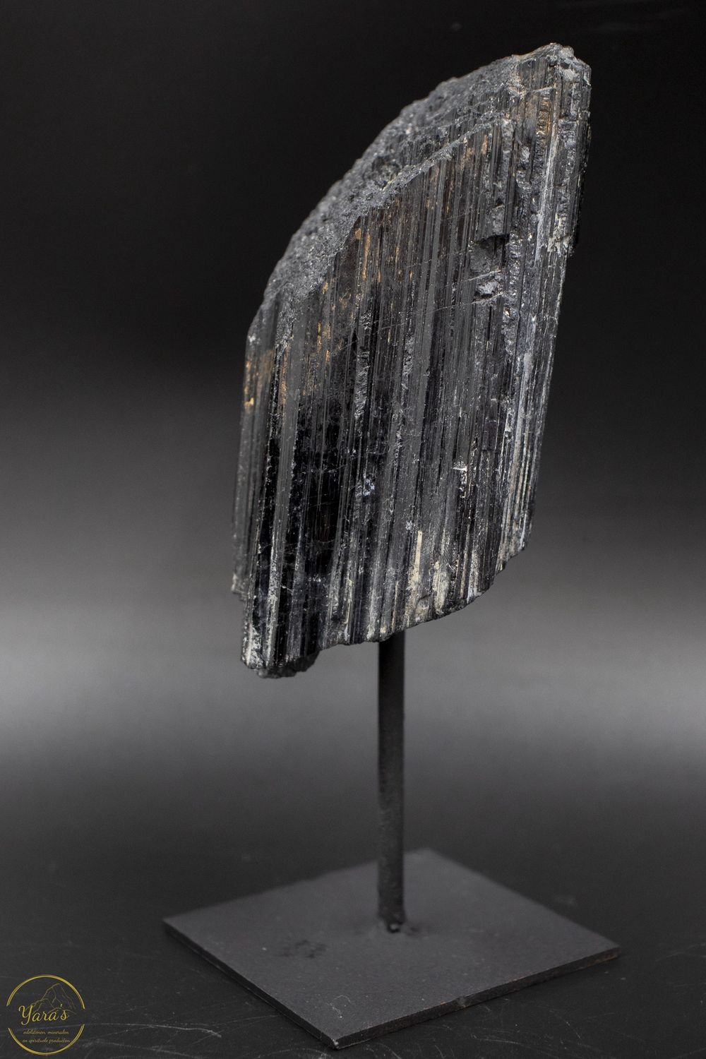 Zwarte toermalijn  op standaard - 494 gram