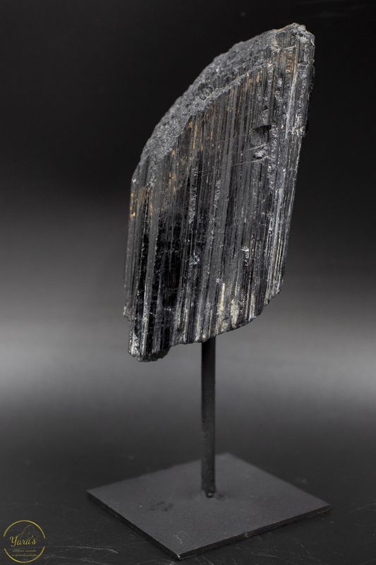 Zwarte toermalijn  op standaard - 494 gram