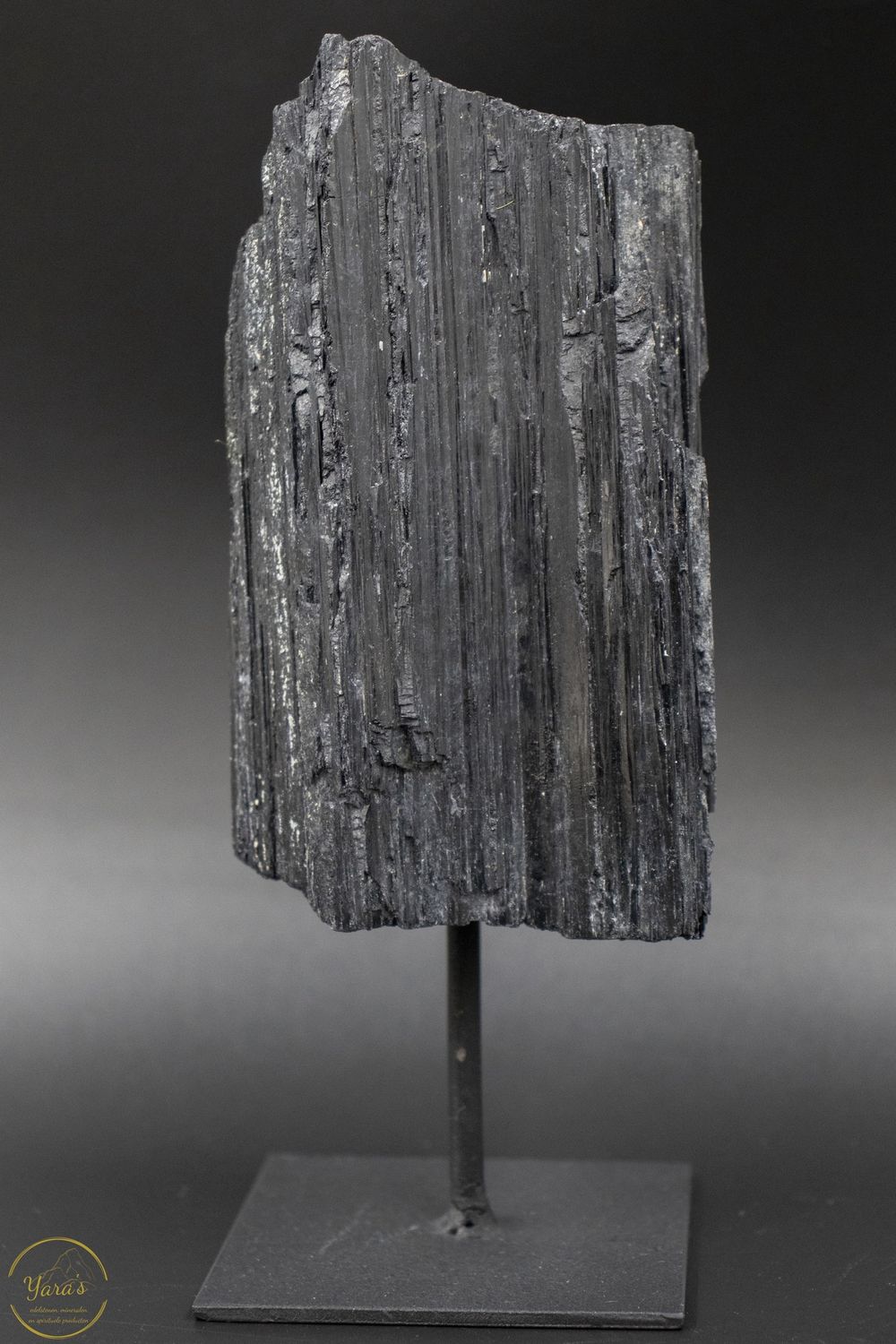 Zwarte toermalijn op standaard - 628 gram