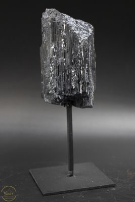 Zwarte toermalijn op standaard - 372 gram