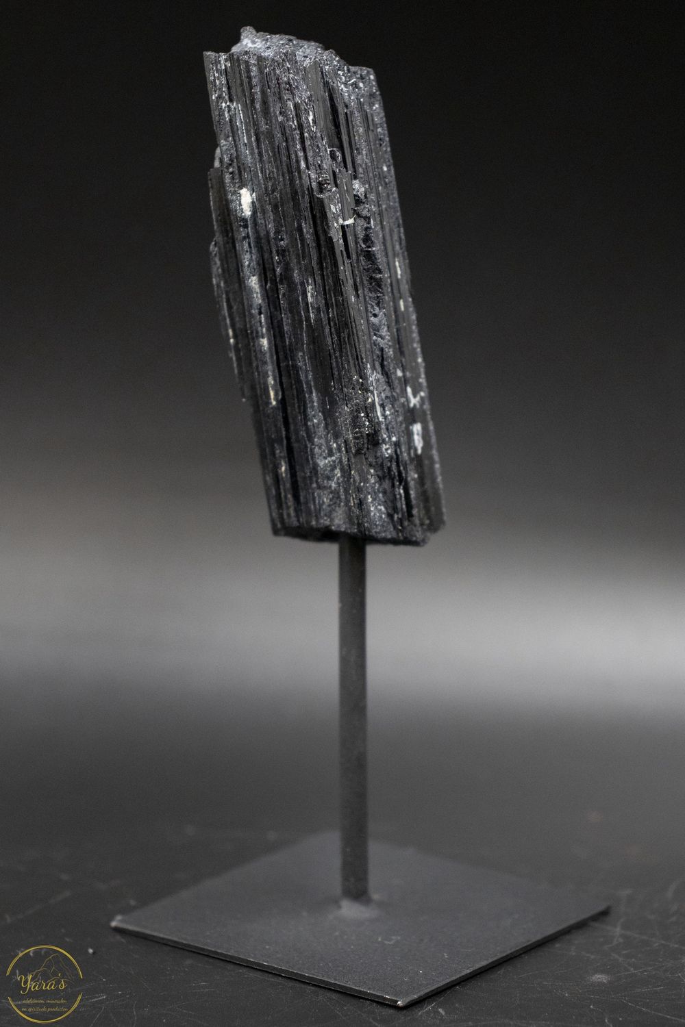 Zwarte toermalijn op standaard - 182 gram