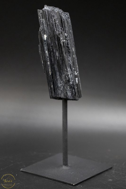 Zwarte toermalijn op standaard - 182 gram