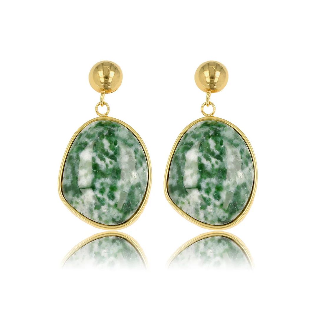 Gouden oorsteker met echte groene jade edelsteen
