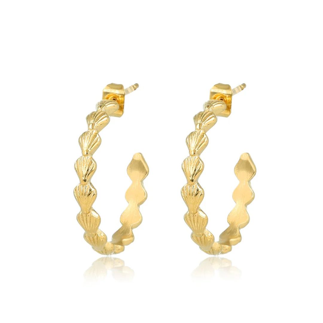 Goudkleurige oorstekers met schelpdesign