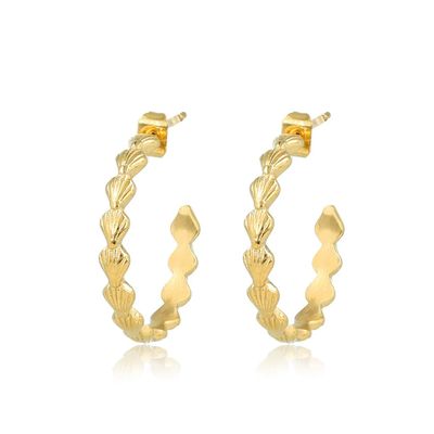 Goudkleurige oorstekers met schelpdesign