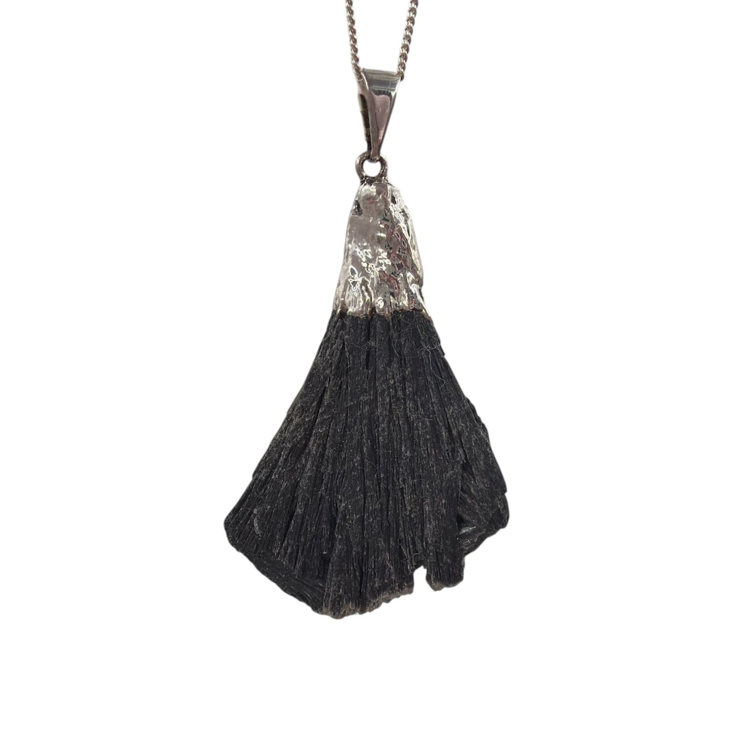 Zwarte kyaniet hanger verzilverd - 11.44 gram