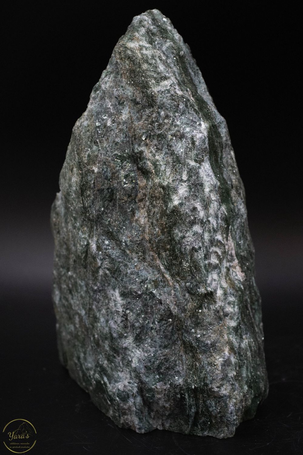 Fuchsiet ruw op standvlak 5.04kg