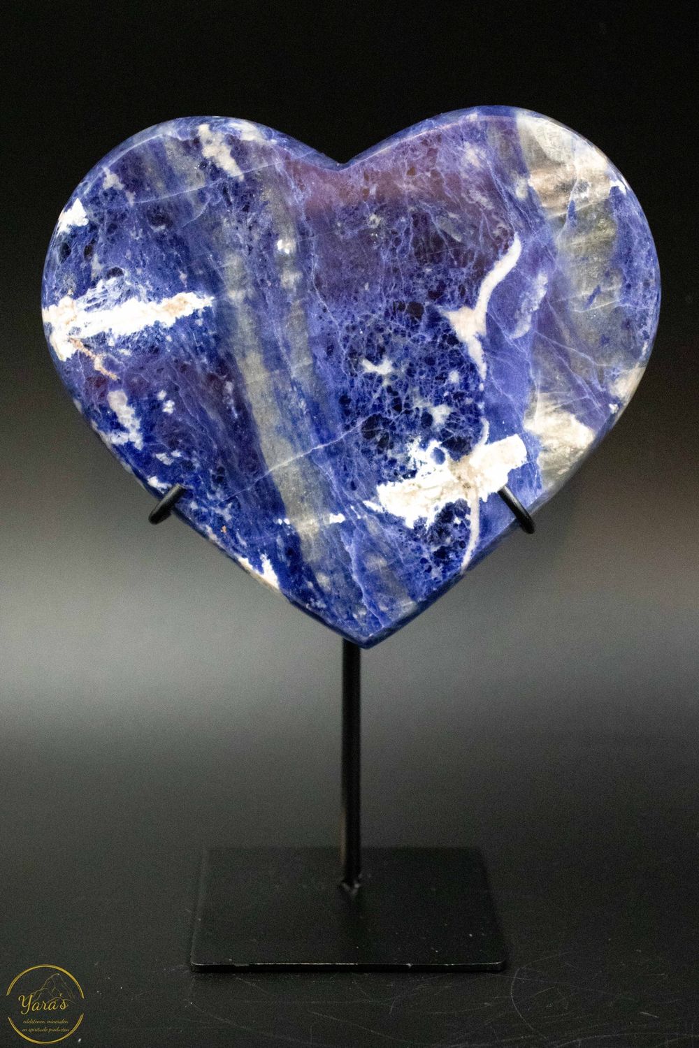 Sodaliet hart op standaard 928 gram