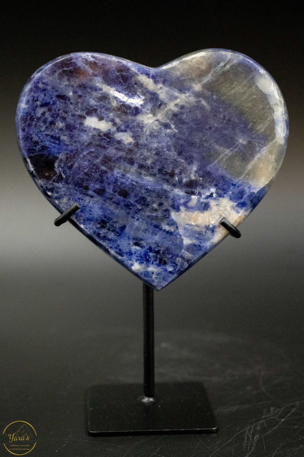 Sodaliet hart op standaard 472 gram