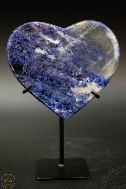 Sodaliet hart op standaard 472 gram