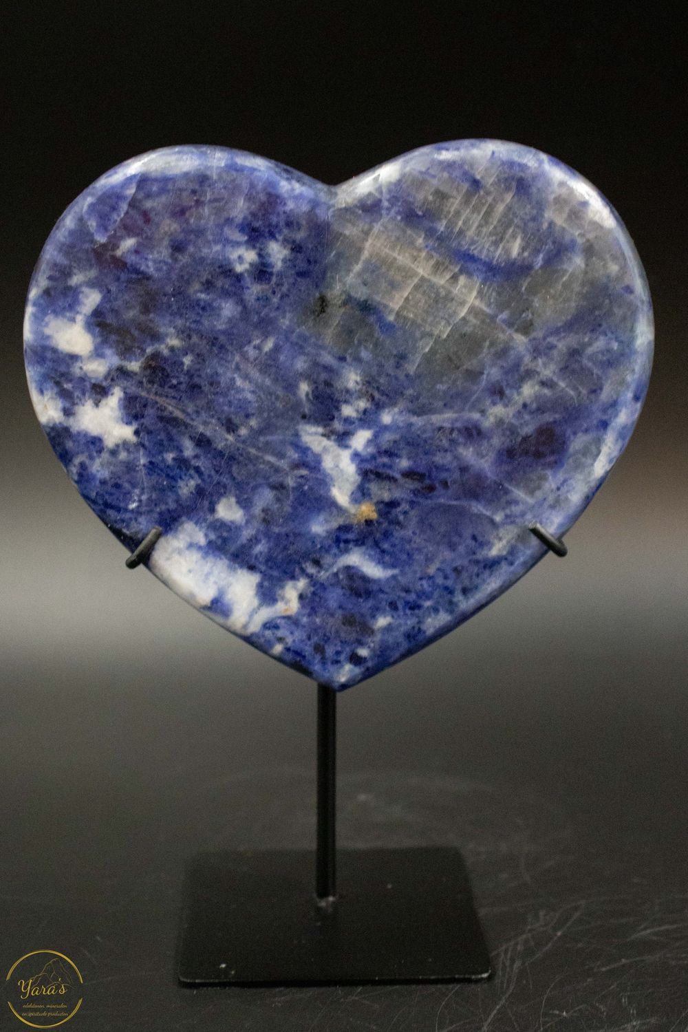 Sodaliet hart op standaard 912 gram