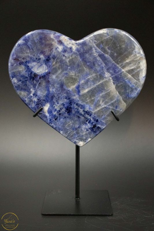 Sodaliet hart op standaard 770 gram