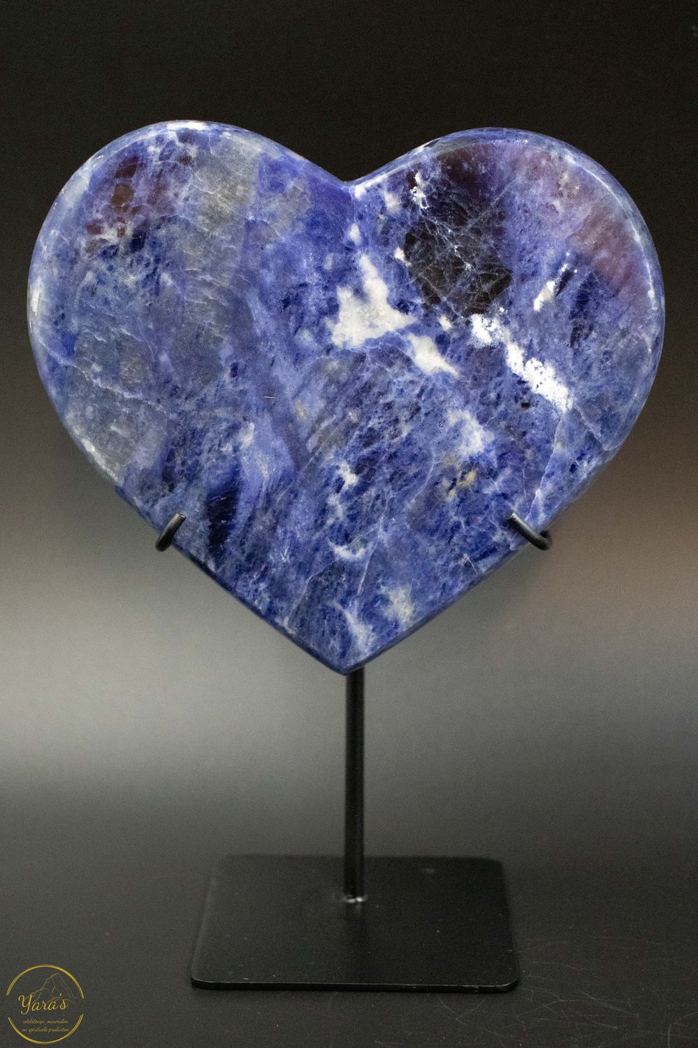 Sodaliet hart op standaard 876 gram