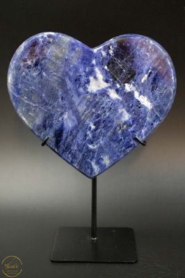 Sodaliet hart op standaard 876 gram