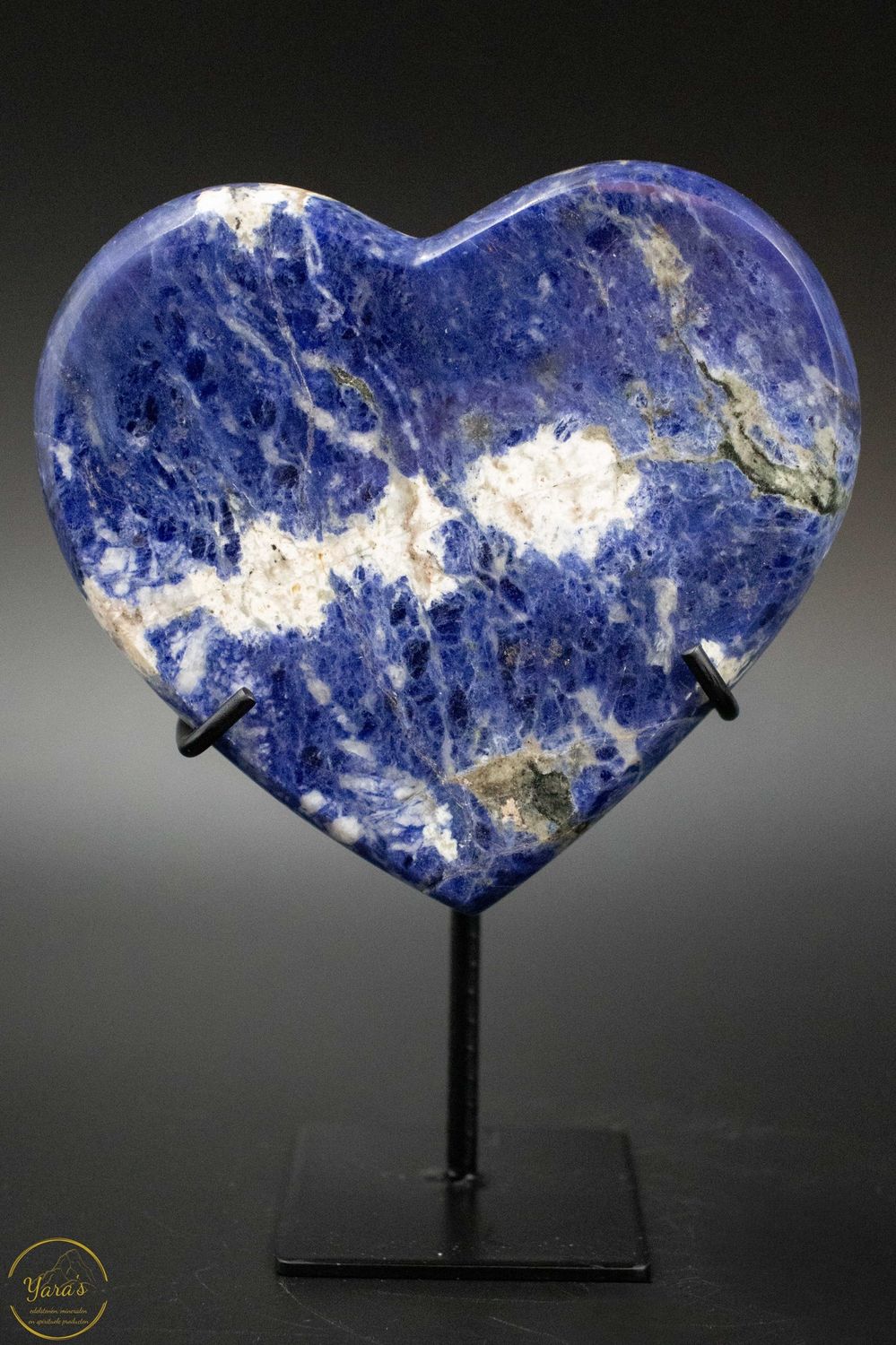 Sodaliet hart op standaard 574 gram