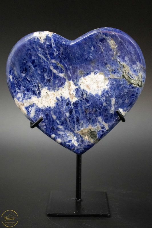 Sodaliet hart op standaard 574 gram