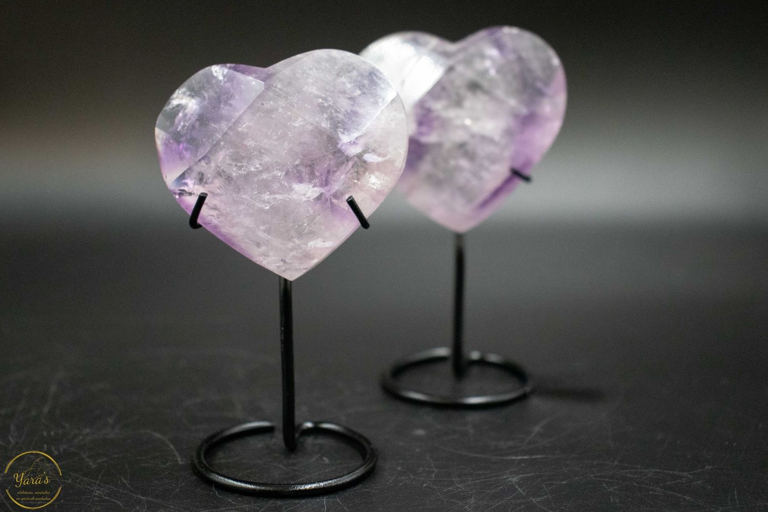 Amethist hart facet geslepen op standaard